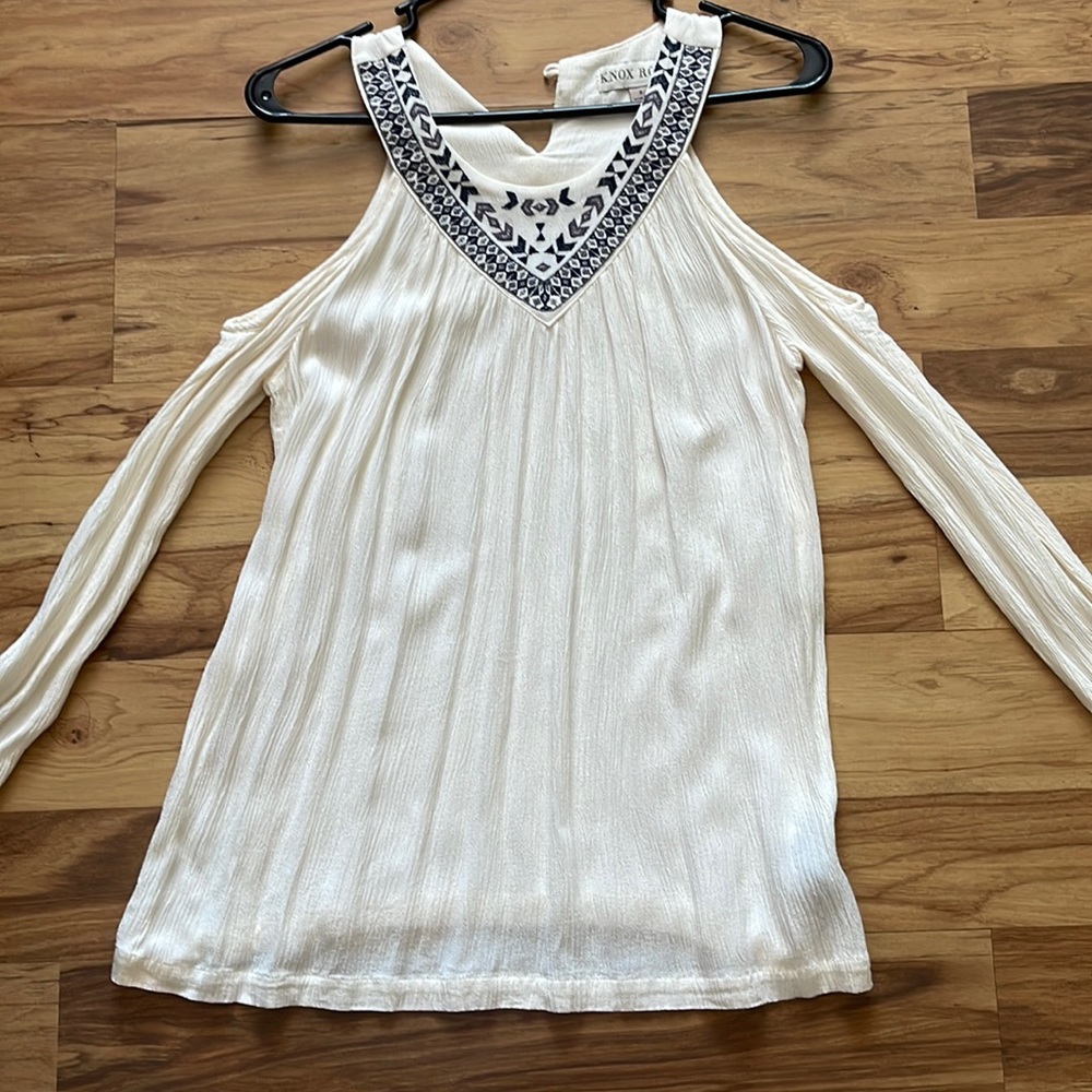 NWOT Knox Rose Cold Shoulder Top